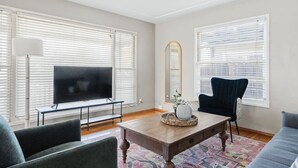 A living room with a TV, a coffee table, and two chairs. - South Park Quiet 2bd Close to Downtown + AC (San Diego)