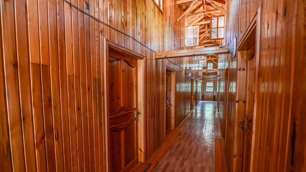 A wooden hallway with a high ceiling and multiple windows. - YAVUZ MOTEL ADRASAN (Kumluca)