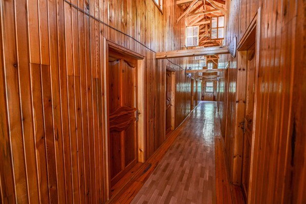 Baumhaus, eingeschränkter Meerblick | Kostenloses WLAN, Bettwäsche