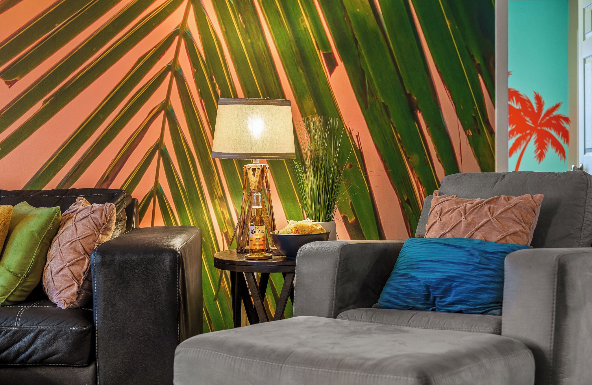 Una sala de estar moderna con un sofá, sillones y una mesita de noche con una lámpara.