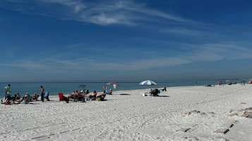 Playa en los alrededores, camastros y toallas de playa