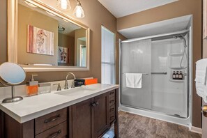 Eco-friendly toiletries, hair dryer, towels, soap - Gulf Coast Escape/Pool, Hot Tub, Sleeps 12, Pets (Bradenton)