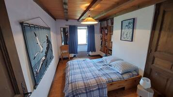 5 quartos, ferros/tĂĄbuas de passar roupa, roupa de cama