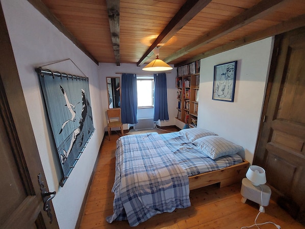 5 chambres, fer et planche à repasser, lit de bébé portatif