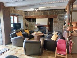 Tv, dvd-afspiller, bordfodbold, bordtennisbord