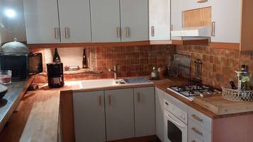 Een koelkast, een magnetron, een oven, een kookplaat