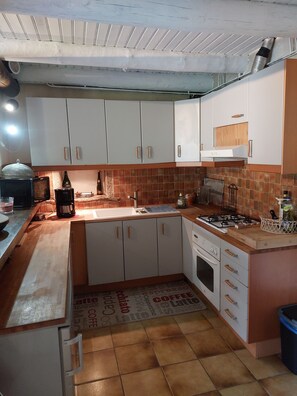 Køleskab, mikrobølgeovn, ovn, kogeplade