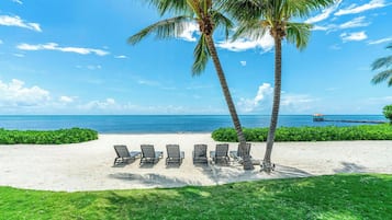 Plage, chaises longues, serviettes de plage