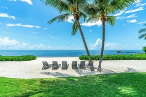 Plage, chaises longues, serviettes de plage