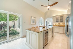 Kylskåp, mikrovågsugn, ugn och spishäll