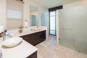 Douche, serviettes fournies
