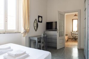 2 Schlafzimmer, Schreibtisch, Bügeleisen/Bügelbrett, Reisekinderbett