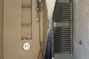 Dusch, hårtork, handdukar och tvål