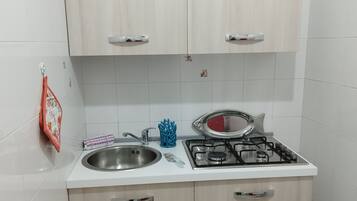 Réfrigérateur, plaque de cuisson, cafetière/bouilloire