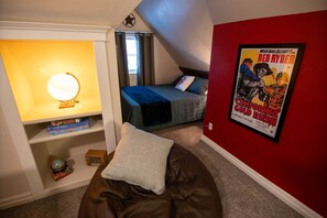4 bedrooms, desk, iron/ironing board, travel crib - Ralphie’s House “A Major Award” near Leg Lamp! (Chickasha)