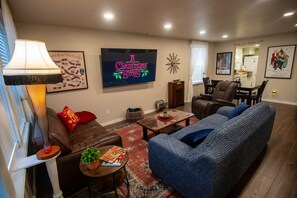 Smart TV, books - Ralphie's House Chickasha | FAST WIFI | Brand New! (Chickasha)