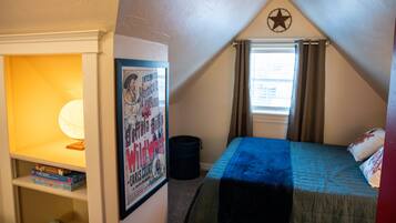 4 bedrooms, desk, iron/ironing board, travel crib