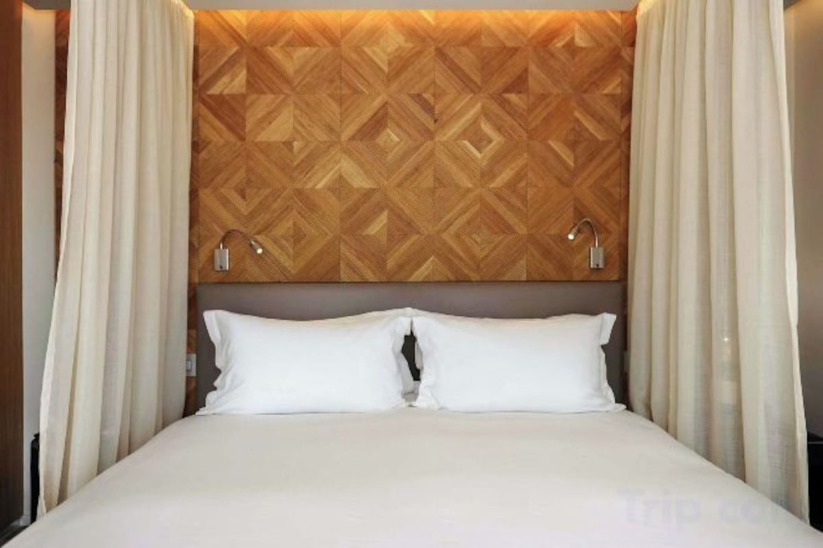 Premium bedding, down comforters, in-room safe, soundproofing