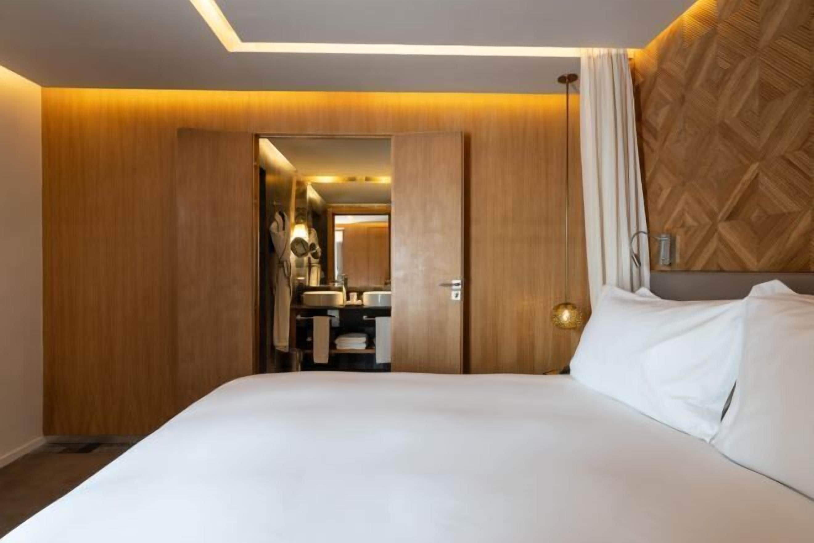 Premium bedding, down comforters, in-room safe, soundproofing