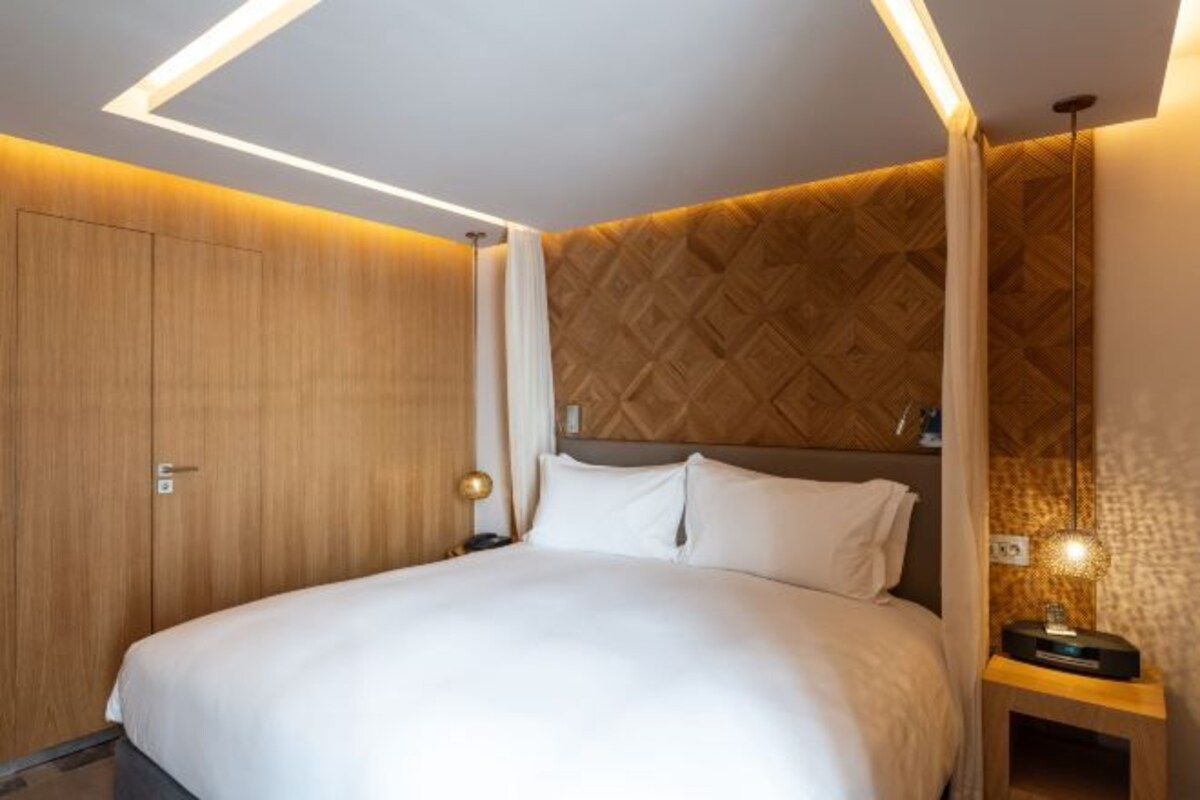 Premium bedding, down comforters, in-room safe, soundproofing