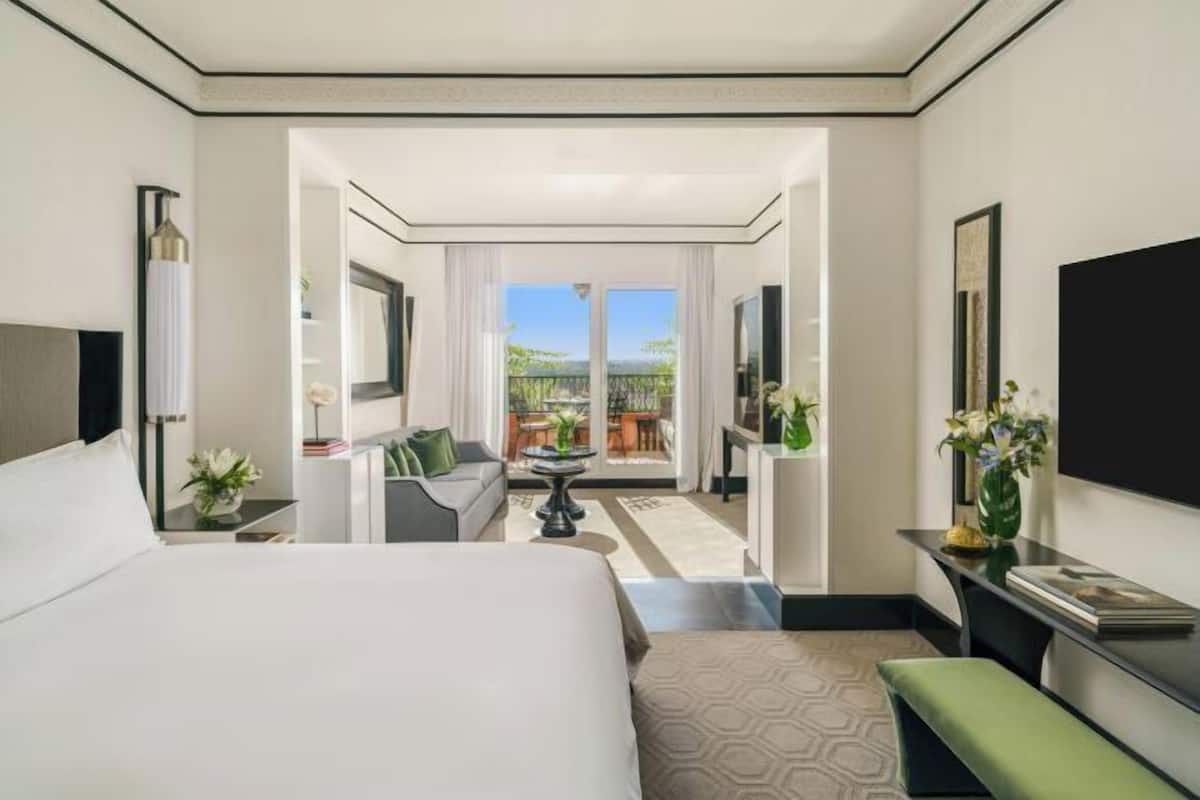 1 bedroom, premium bedding, down comforters, in-room safe