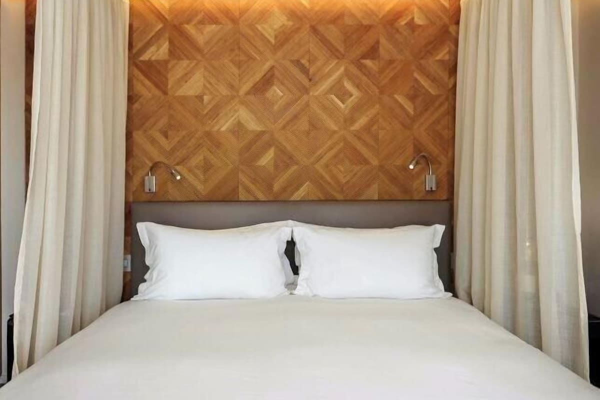 1 bedroom, premium bedding, down comforters, in-room safe