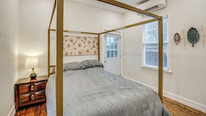 Apartment (1 Bedroom) | Interior - Dallas Vacation Rental w/ Private Deck! (Dallas)
