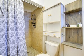Shower - El Paso Vacation Rental Studio, 7 Mi to Fort Bliss (El Paso)