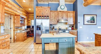 Spacious Frisco Home w/ Hot Tub & Mountain Views!