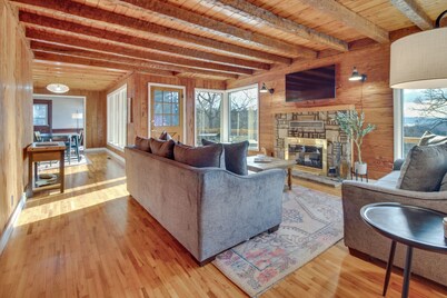 Henderson Cabin w/ Deck & Scenic Lake Views!