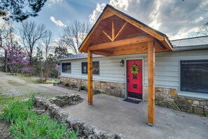 House (3 Bedrooms) | Interior - Henderson Cabin w/ Deck & Scenic Lake Views! (Henderson)