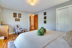 House (3 Bedrooms) | Interior - Henderson Cabin w/ Deck & Scenic Lake Views! (Henderson)