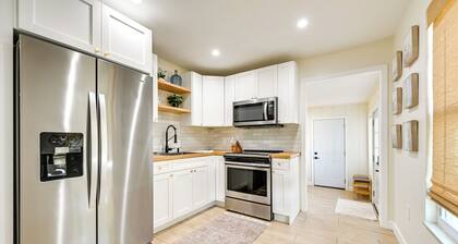 Modern Naples Duplex Home ~ 7 Mi to Beach!