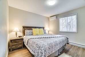 3 bedrooms, iron/ironing board, free cots/infant beds, bed sheets - Stylish Tobyhanna Home w/ Fire Pit + Lake Access! (Tobyhanna)