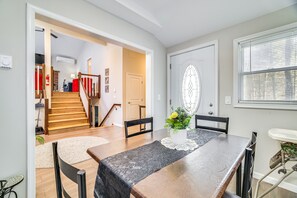 Dining - Stylish Tobyhanna Home w/ Fire Pit + Lake Access! (Tobyhanna)
