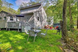 Outdoor dining - Stylish Tobyhanna Home w/ Fire Pit + Lake Access! (Tobyhanna)