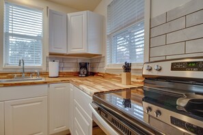 Interior - Cozy Henderson Studio - 2 Mi to Norfork Lake! (Henderson)