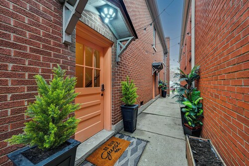 Chic Elizabethtown Apartment: Walk to Downtown!