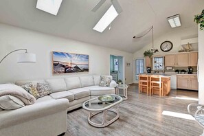 TV - The Beach Treehouse located in Clearwater Community! WIFI, Community Pool, 3 miles to the Beach! **New Booking Incentive! Book and receive a 3 day pass to Delaware State Beaches. Inquiry for details!** (Frankford)