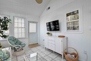 TV - The Beach Treehouse located in Clearwater Community! WIFI, Community Pool, 3 miles to the Beach! **New Booking Incentive! Book and receive a 3 day pass to Delaware State Beaches. Inquiry for details!** (Frankford)