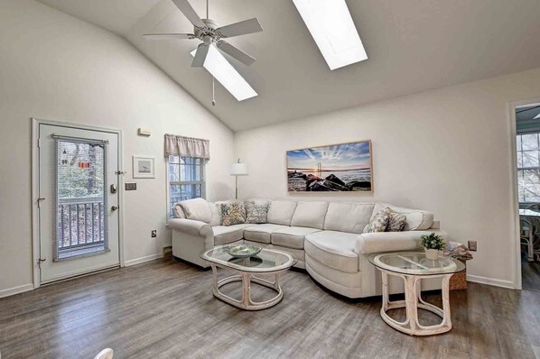 TV - The Beach Treehouse located in Clearwater Community! WIFI, Community Pool, 3 miles to the Beach! **New Booking Incentive! Book and receive a 3 day pass to Delaware State Beaches. Inquiry for details!** (Frankford)