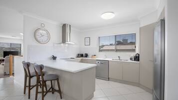 雪櫃、微波爐、焗爐、爐具