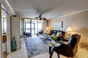 TV - ☀️Stunning Beachfront Views- Surfside South- Lowered Rates!☀️ (Madeira Beach)