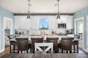 House, 3 Bedrooms | Private kitchen | Fridge, oven, coffee/tea maker, toaster - Viewtastic 3 Bedroom Home by RedAwning (Port Bolivar)
