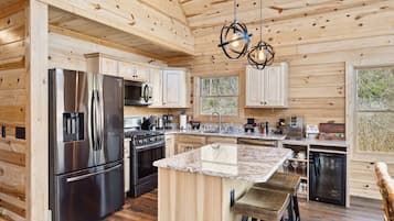 Cabin, 3 Bedrooms | Private kitchen | Fridge, oven, coffee/tea maker, electric kettle