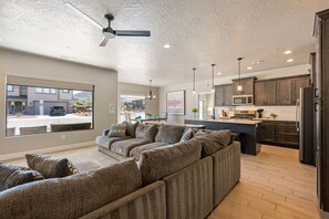 Living area - Zion's Paradise 6 Bedroom Townhouse (Hurricane)