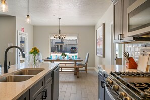 Private kitchen - Zion's Paradise 6 Bedroom Townhouse (Hurricane)