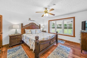 3 bedrooms, desk, iron/ironing board, travel cot