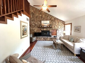 Smart TV, tavolo da calcetto, tavolo da ping pong