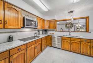 Frigorifero, microonde, forno, piano cottura